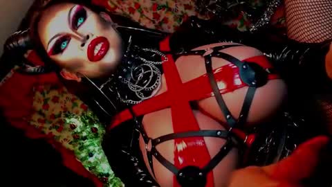 Wanda Luna online show from December 13, 4:00 am