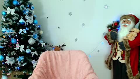 Snapshot of queenevamariaa chatting on December 27, 9:22 pm Help me to reach 150 K followers online show from December 27, 9:22 pm
