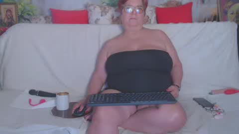 Snapshot of queenpammy chatting on February 16, 3:27 pm QueenPammy online show from February 16, 3:27 pm