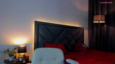 Snapshot of r_a_v_e_n chatting on March 5, 6:34 pm online show from March 5, 6:34 pm