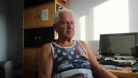 Snapshot of randythompson48 chatting on October 25, 3:01 pm Silver Stallion TwitterRandyth53496071  and  ladyenglishxxx online show from October 25, 3:01 pm