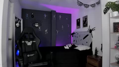 Raven Witch online show from November 18, 9:51 pm