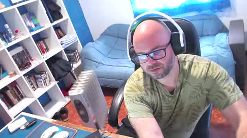 ravingr3d3 online show from April 10, 1:27 pm