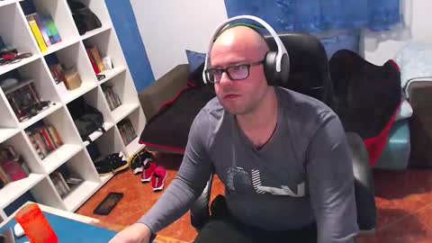 ravingr3d3 online show from December 18, 11:44 pm