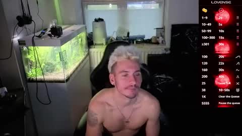 Rayzel online show from March 30, 6:19 pm