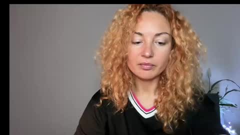 reddgirll online show from March 7, 6:00 pm