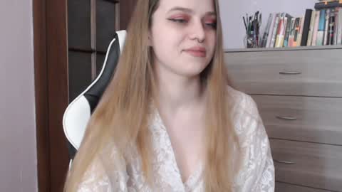 Snapshot of redhead_rabbit chatting on February 3, 5:18 am Lily online show from February 3, 5:18 am