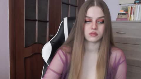 Snapshot of redhead_rabbit chatting on September 20, 2:25 am Lily online show from September 20, 2:25 am