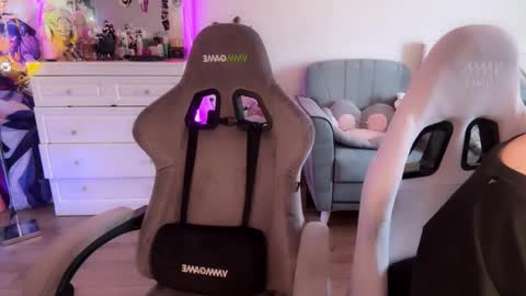   DianaBrite            fansl y online show from March 28, 8:49 am