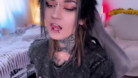   DianaBrite            fansl y online show from March 7, 12:49 pm