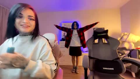   DianaBrite            fansl y online show from December 1, 5:48 pm