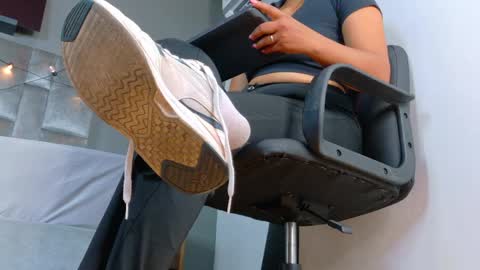 RIRI  online show from April 2, 7:43 pm