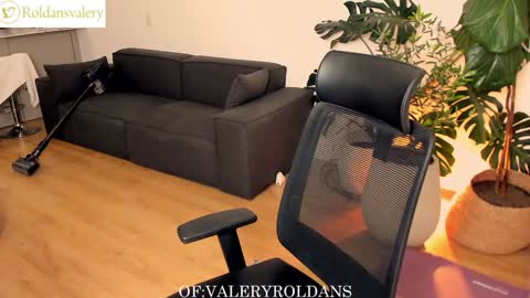 Snapshot of roldansvalery chatting on February 6, 6:51 am Valery Roldans online show from February 6, 6:51 am