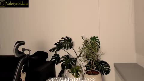 Snapshot of roldansvalery chatting on February 28, 2:20 am Valery Roldans online show from February 28, 2:20 am