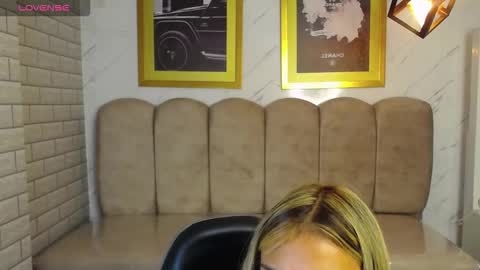 rosse jeane v online show from December 18, 3:46 am