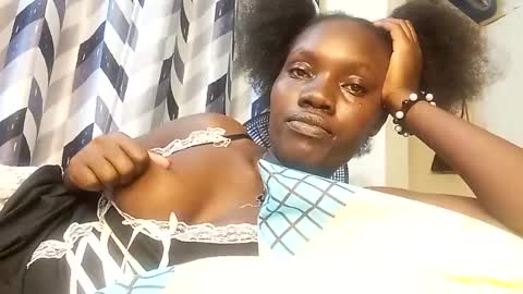 roundedass979516 online show from February 7, 5:41 am