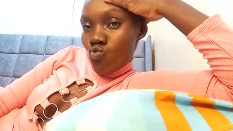 roundedass979516 online show from December 12, 11:14 pm