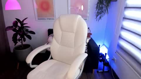 Snapshot of roxana_04_ chatting on March 6, 1:35 pm Rox online show from March 6, 1:35 pm