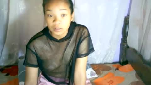 Snapshot of roxanne_98 chatting on January 30, 3:22 am roxanne_98 online show from January 30, 3:22 am