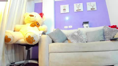 Snapshot of roxanneevans_ chatting on February 19, 1:28 pm Roxanne evans Schedule 700 -1400GTM-5 online show from February 19, 1:28 pm