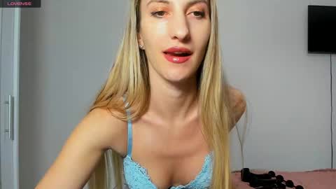 Snapshot of roxannequin chatting on January 23, 4:26 pm roxanne online show from January 23, 4:26 pm