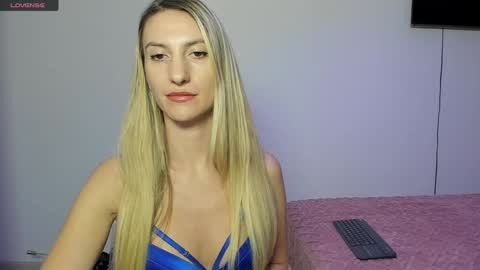 Snapshot of roxannequin chatting on December 2, 4:59 pm roxanne online show from December 2, 4:59 pm