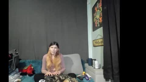 roxihazeleyes online show from December 2, 5:04 am