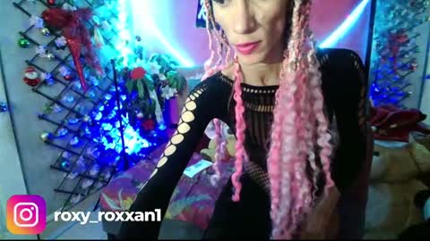 Snapshot of roxy_roxxan chatting on December 10, 2:27 am - online show from December 10, 2:27 am