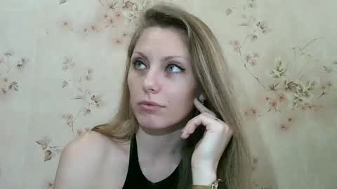 roxyfox18x01 online show from March 6, 8:13 am