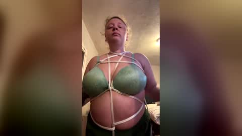 royalredrose420 online show from March 8, 6:12 pm