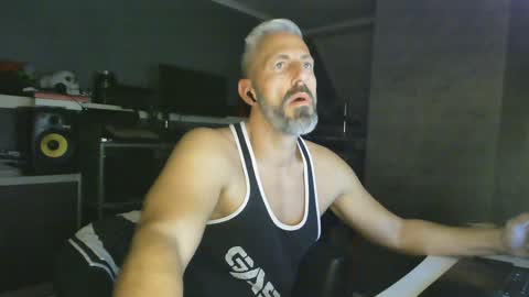 Chico que rico Caliente online show from January 18, 11:55 pm