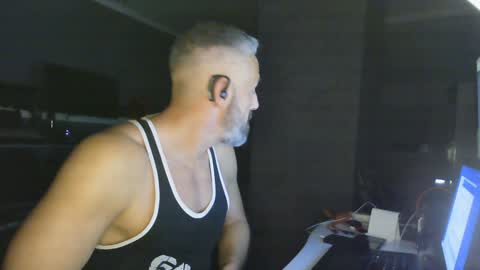 Chico que rico Caliente online show from January 24, 1:24 am