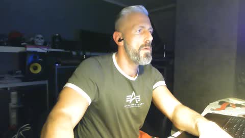Chico que rico Caliente online show from February 22, 6:50 am