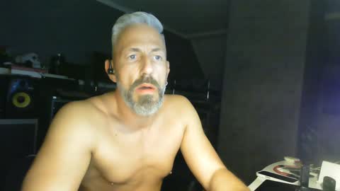 Chico que rico Caliente online show from February 2, 8:30 pm