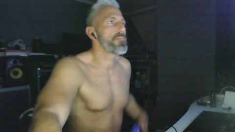 Chico que rico Caliente online show from January 24, 7:30 am