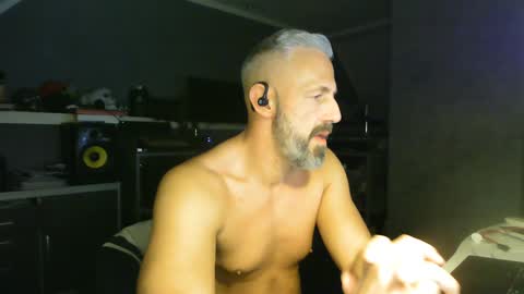 Chico que rico Caliente online show from February 1, 2:05 am