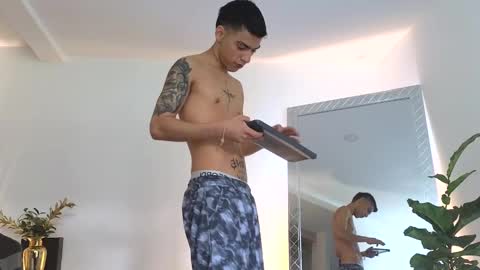  R U S S E L L  online show from September 27, 2:26 pm