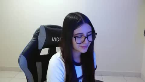 Sahaliefox  online show from November 25, 9:02 pm