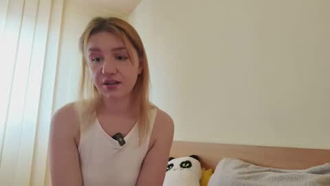 Chloe online show from March 24, 1:28 pm