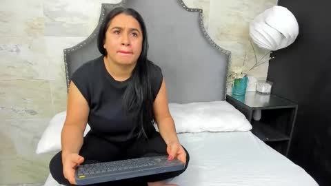 salamandra_suarez online show from October 22, 3:42 am