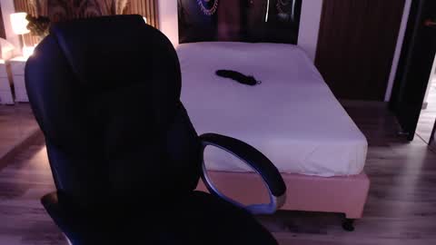 SAM MANSON online show from October 3, 2:25 pm