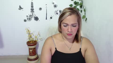 Snapshot of samira_lennox chatting on January 15, 11:19 pm SAMIRA online show from January 15, 11:19 pm