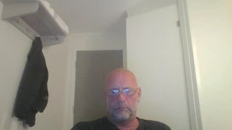 sandnesrune523 online show from June 15, 5:38 pm