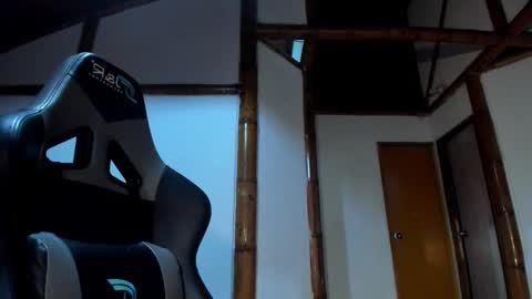 santi_twink19 online show from February 28, 5:22 am