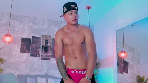 Snapshot of santiagoreyesft chatting on January 25, 11:54 pm Santi Reyes online show from January 25, 11:54 pm