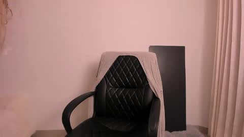 sara_kaii online show from May 3, 12:05 am