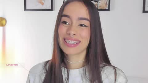 Sara online show from December 5, 5:01 pm