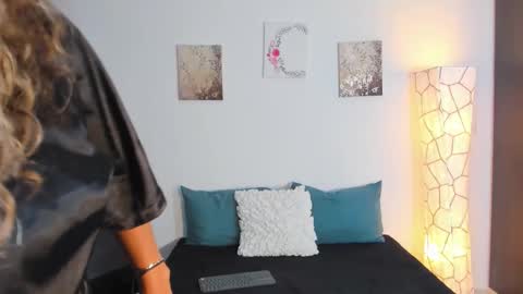 sarah  cinnamon online show from February 24, 7:28 pm