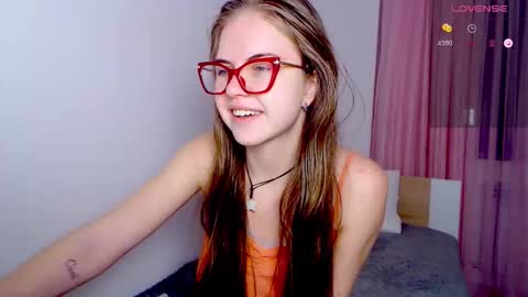 Sarah online show from December 1, 3:21 pm