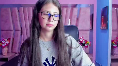 Snapshot of sarah_sweett_ chatting on December 6, 10:02 pm Sarah online show from December 6, 10:02 pm